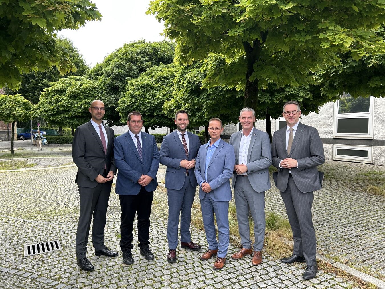 Landrat Ingo Brohl (r.) und die Bürgermeister der betroffenen Kommunen haben die Urteilsverkündung in Münster live verfolgt. Foto: Kreis Wesel