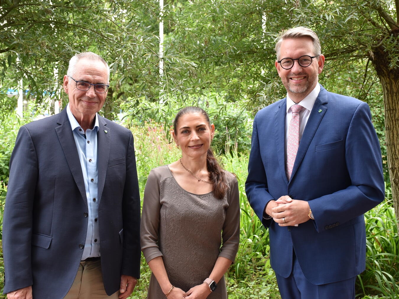Landrat Ingo Brohl (r.), Vorstandsmitglied für den Bereich Personal, Organisation und Digitalisierung Sandra Postulka (mi.) und Kreiskämmerer Karl Borkes (l.). Foto: Kreis Wesel