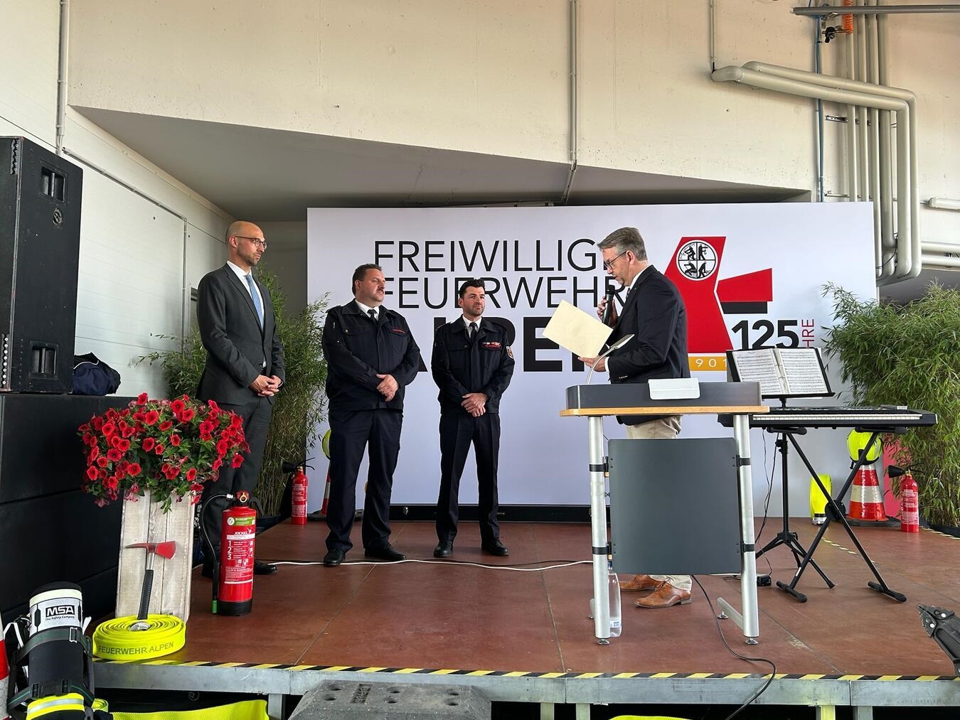 "Landrat Ingo Brohl überreicht Feuerwehr Alpen Urkunde zum 125-jährigen Jubiläum, Feierlichkeit, Ehrenveranstaltung"