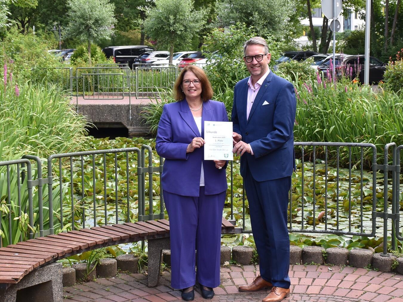 Landrat Ingo Brohl übergibt die Urkunde an Ulrike Westkamp, Bürgermeisterin der Stadt Wesel. Foto: Kreis Wesel