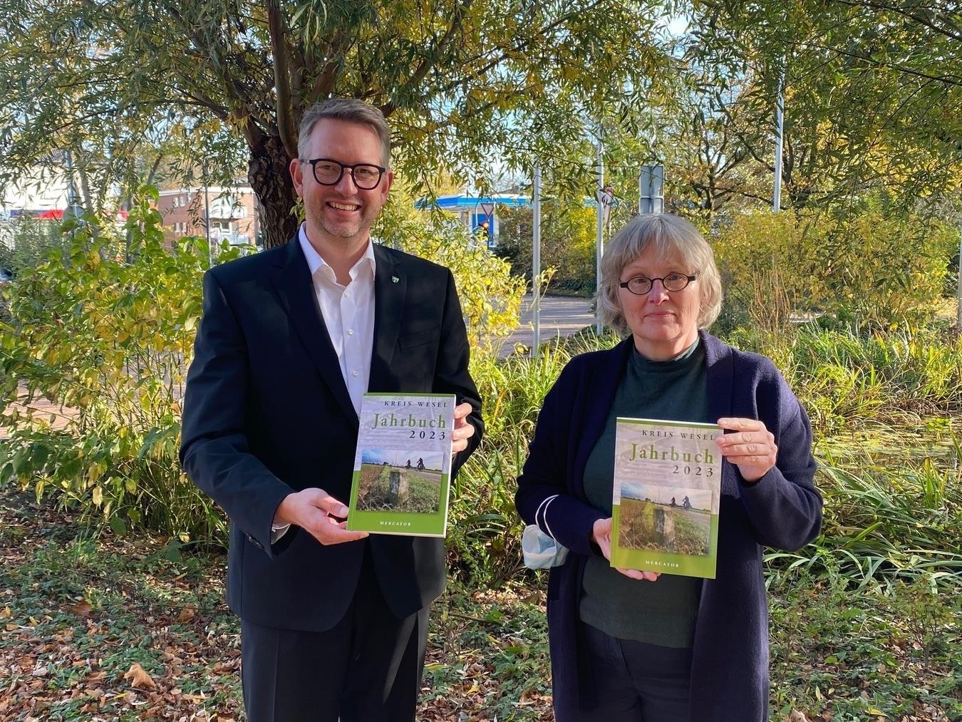 Landrat Ingo Brohl und Kreisarchivarin Brigitte Weiler präsentieren das Jahrbuch 2023. Foto: Kreis Wesel
