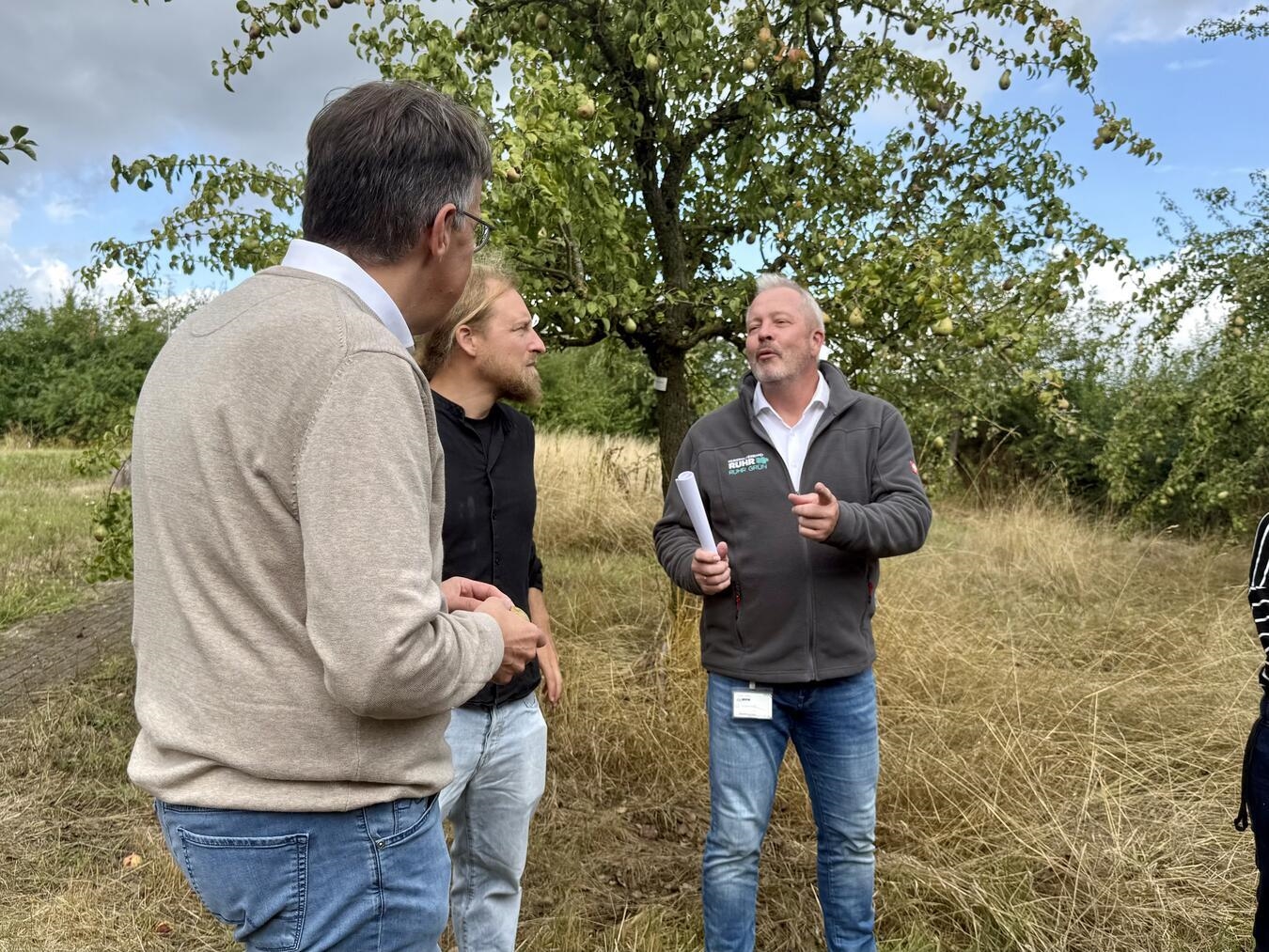 Landtagsabgeordneter René Schneider, Dirk Bieker, Fachbereichsleiter Ökologische Gemeinwohlleistungen, und Carsten Uhlrenbrock, Betriebsleiter Ruhr Grün (v.l.), auf der Streuobstwiese des NaturForums. NN-Foto: SP