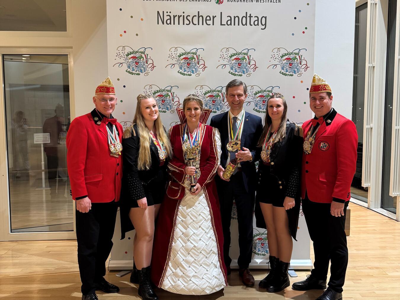 Landtagsabgeordneter Stephan Wolters begrüßt die Delegation des VVK Veert im Landtag: (v.l.) Kai Brock (1. Vorsitzender des VVK), Jule Kuppetz (Garde), Madeleine Vervoorst (Prinzessin), Stephan Wolters MdL, Ann-Katrin Friemel (Garde) und Leon Heynen (Beisitzer im Vorstand). Foto: privat
