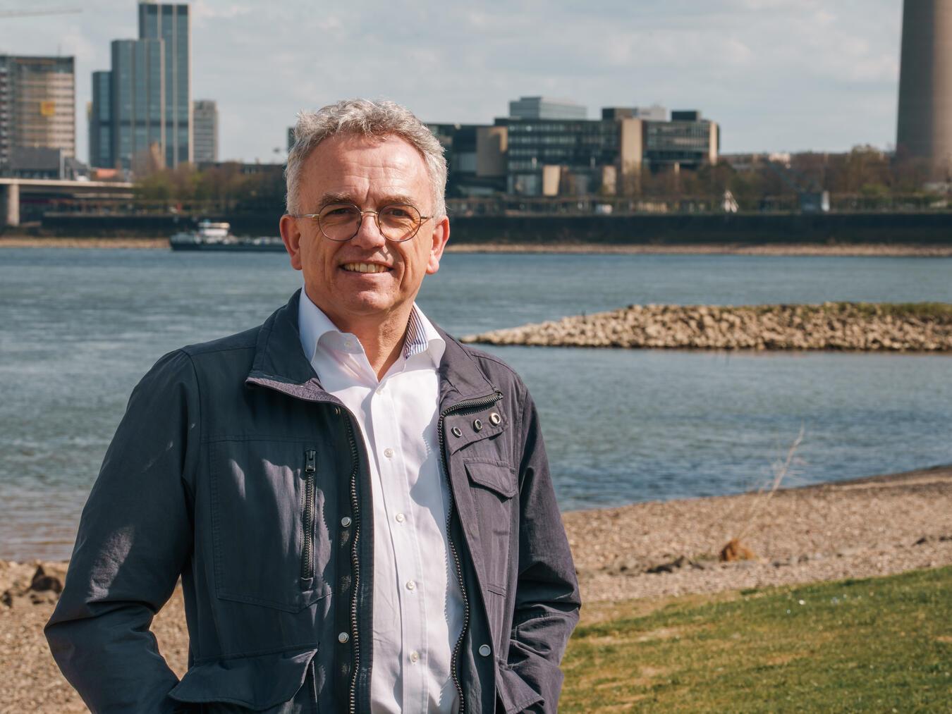 Landtagsabgeordneter Volkhard Wille lädt Jugendliche und junge Erwachsene in den Landtag ein. Foto: Simon van de Loo