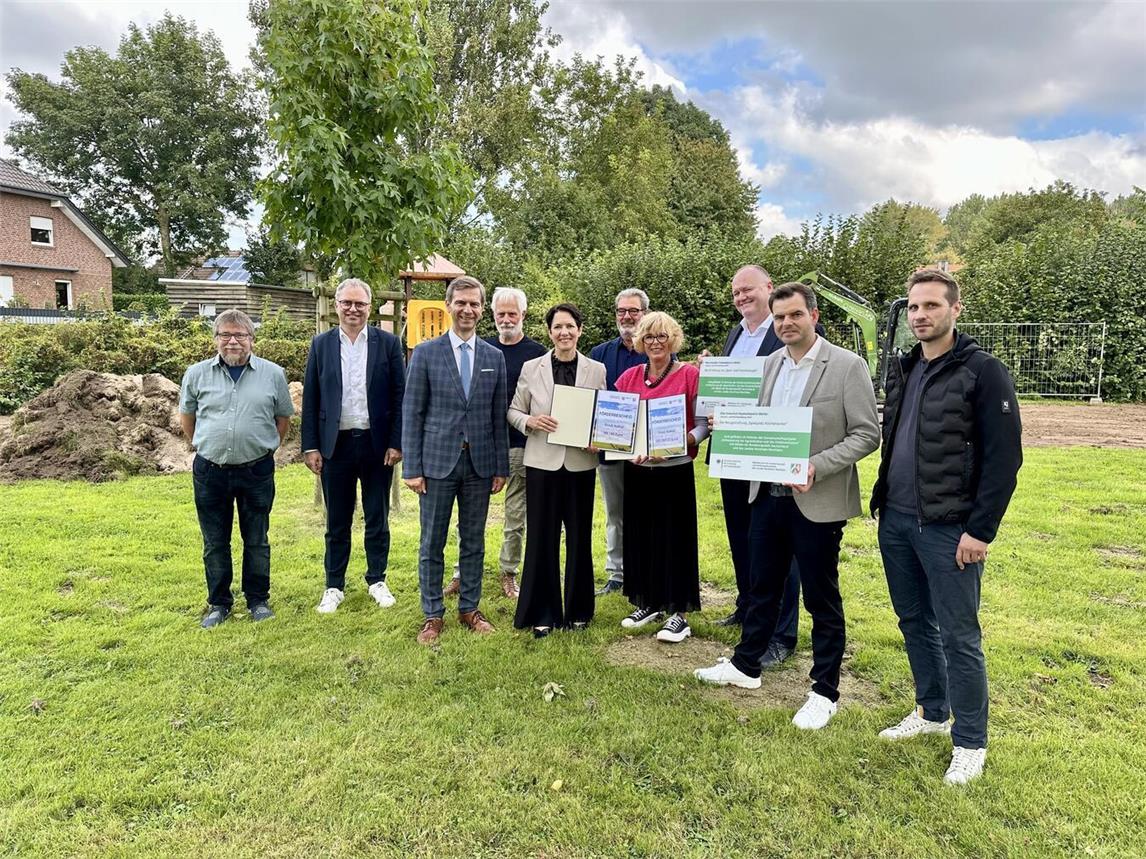 Landwirtschaftsministerin Silke Gorißen überreichte auf dem Spielplatz „Kirchenacker“ beide Förderbescheide unter anderem an Kalkars Bürgermeisterin Britta Schulz. NN-Foto: SP
