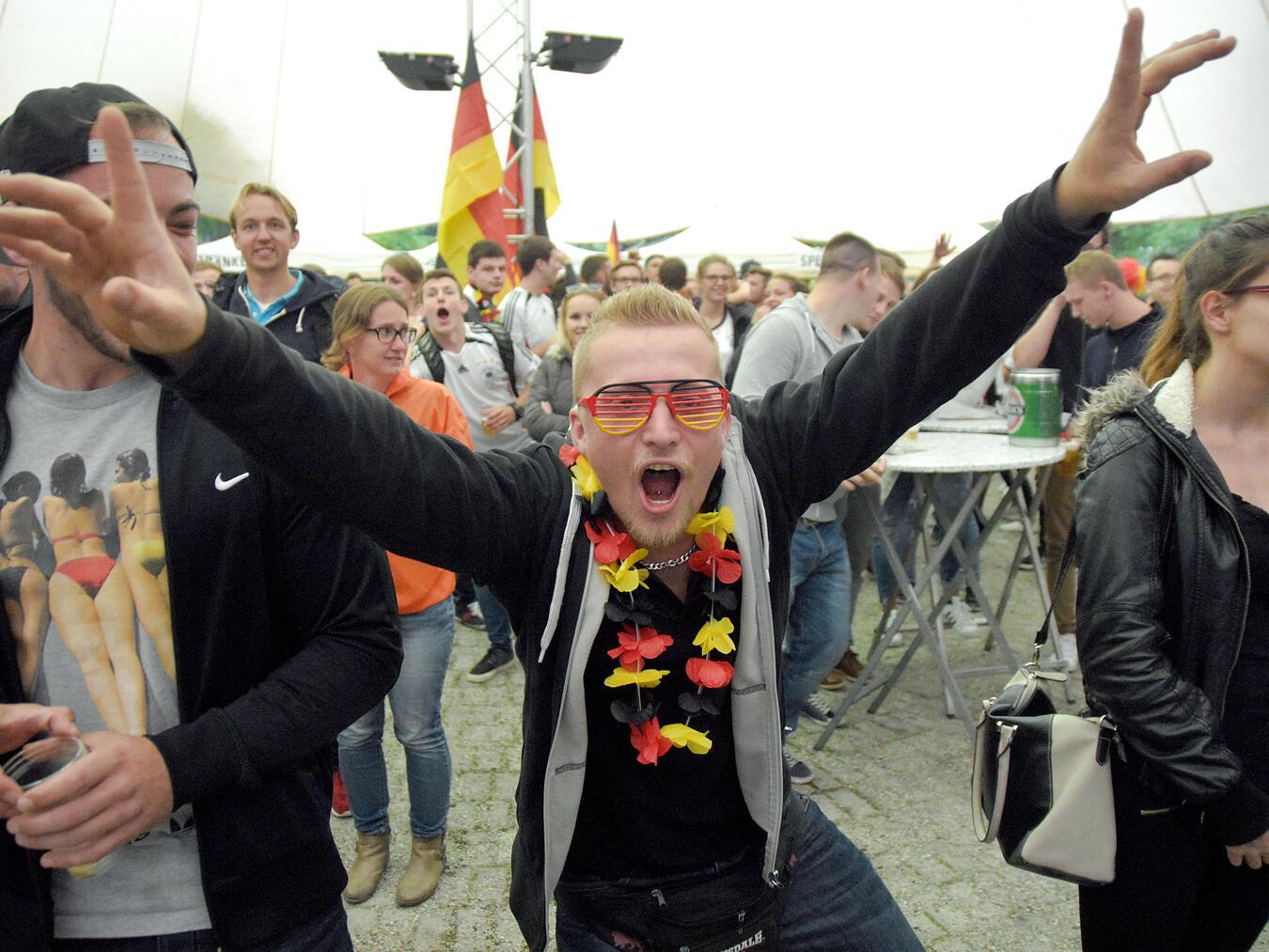Lang ist‘s her: 2016 hat Tim Verfondern zum Public Viewing im Forstgarten eingeladen, damals noch mit Zeltdach. Jetzt geht es wieder rund! NN-Foto (Archiv): Rüdiger Dehnen