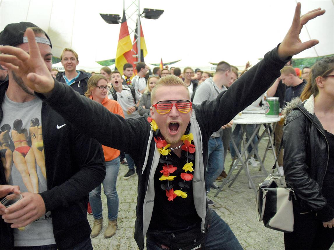 Lang ist‘s her: 2016 hat Tim Verfondern zum Public Viewing im Forstgarten eingeladen, damals noch mit Zeltdach. Jetzt geht es wieder rund! NN-Foto (Archiv): Rüdiger Dehnen