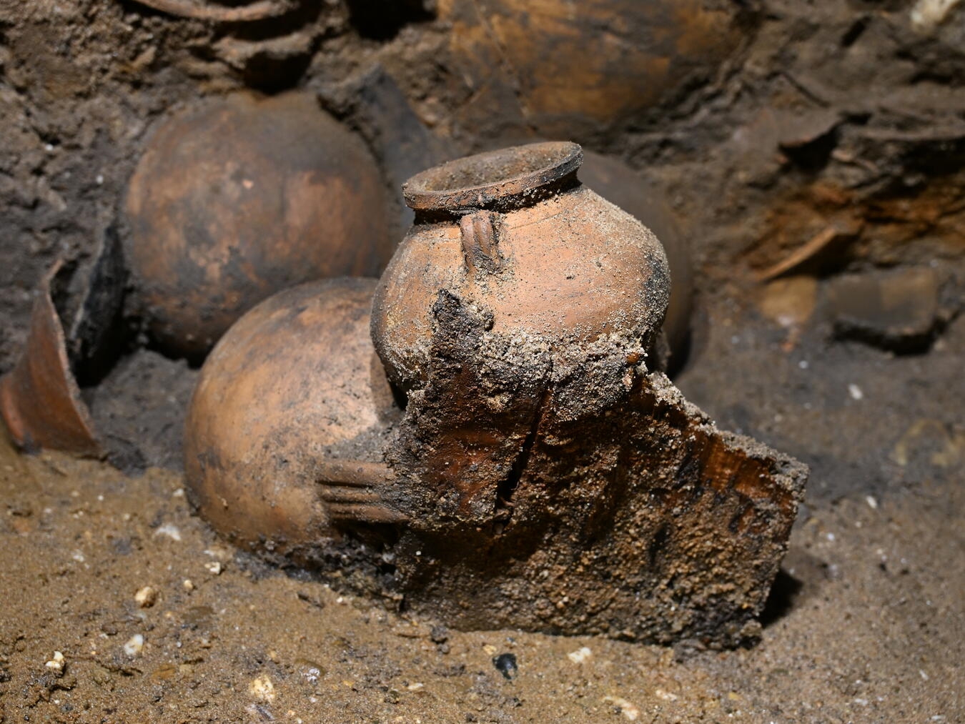 Lange Zeit tief im Boden verborgen wartet dieser Topf nun auf seine Bergung. Foto: Dr. Mathias Lange / LVR-Archäologischer Park Xanten