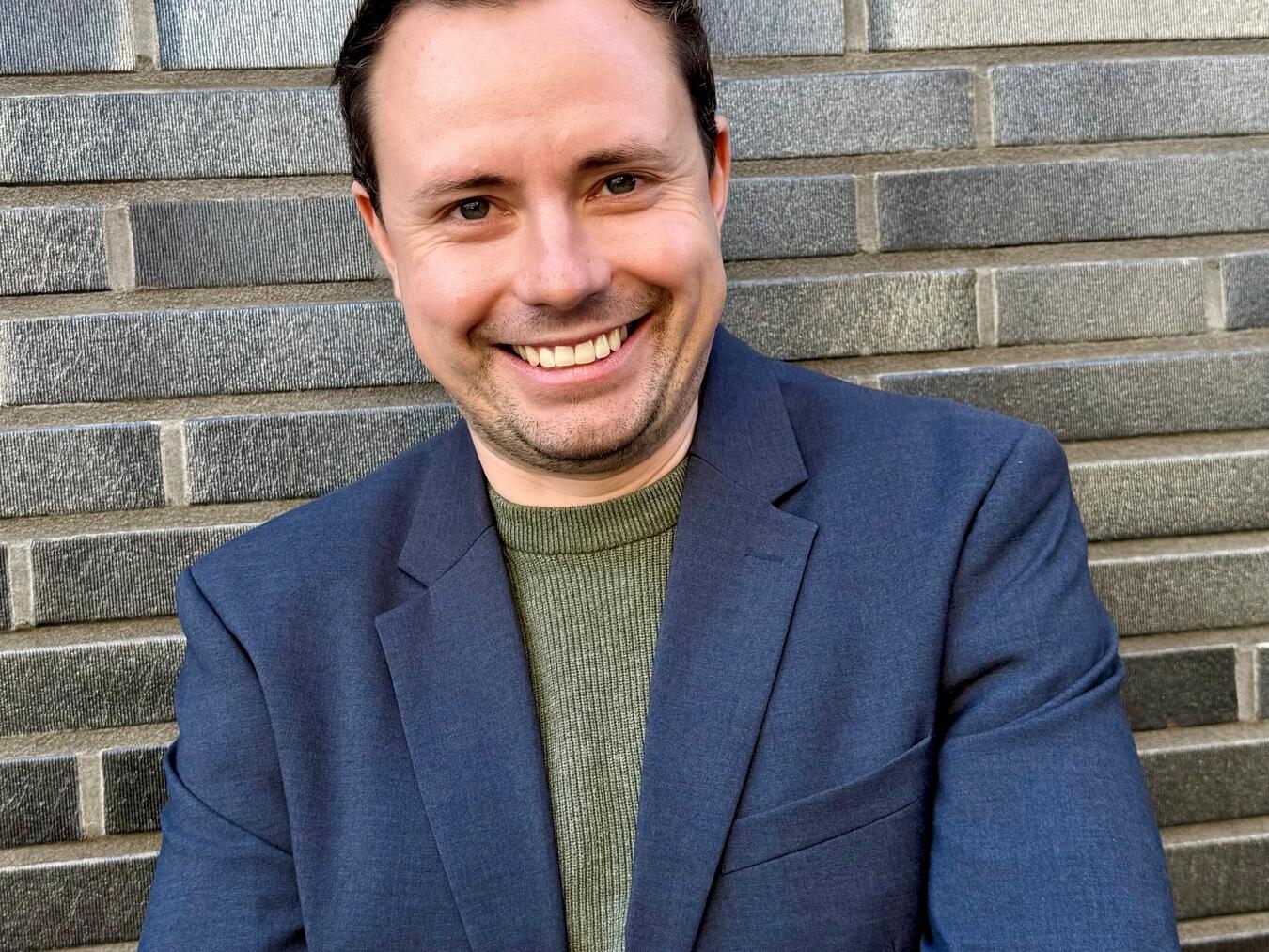 "Lars Aengenvoort, SPD-Kandidat für Südkreis, lächelnd im Freien, Foto von Lea Wemmers"