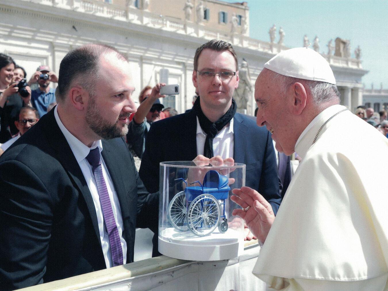 Lars Giesen (l.) mit Papst Franziskus im April 2018 im Vatikan. Foto: Lars Giesen