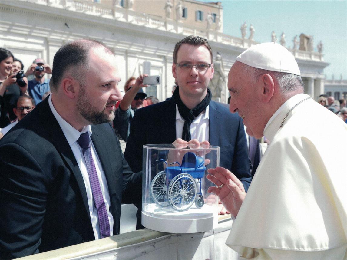 Lars Giesen (l.) mit Papst Franziskus im April 2018 im Vatikan. Foto: Lars Giesen