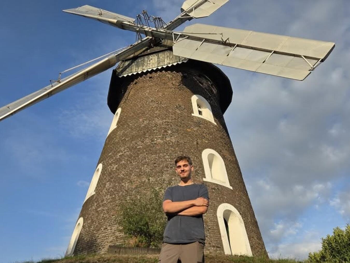 "Lars Spickermann vor historischer Scholten-Mühle in Rees, aufgenommen von Michael Scholten"