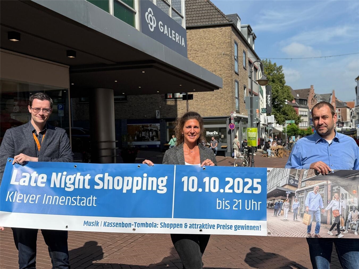 Late Night Shopping (v.l.): Mathijs Driessen (Galeria), Verena Rohde (Geschäftsführerin WTM) und Tobias Nelke (Citymanager WTM) freuen sich aufs Late Night Shopping. Foto: WTM
