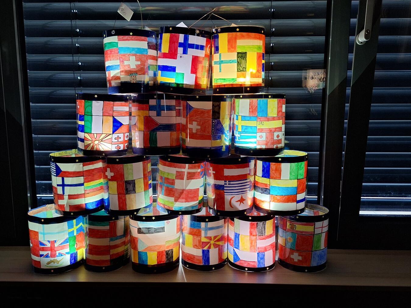 Laternen mit Nationalflaggen aus recyceltem Material stehen für Vielfalt und Nachhaltigkeit. Foto: Privat