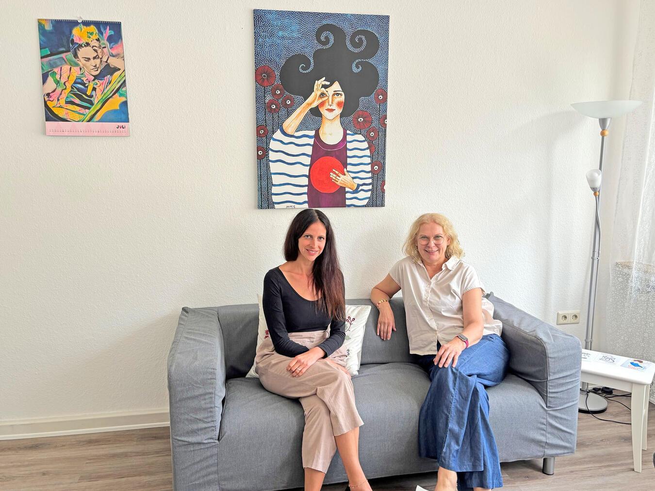 Laura Zwar (l.) und Cornelia Wagner (r.) stellen den Jahresbericht der FBS Impuls vor. NN-Foto: CDS