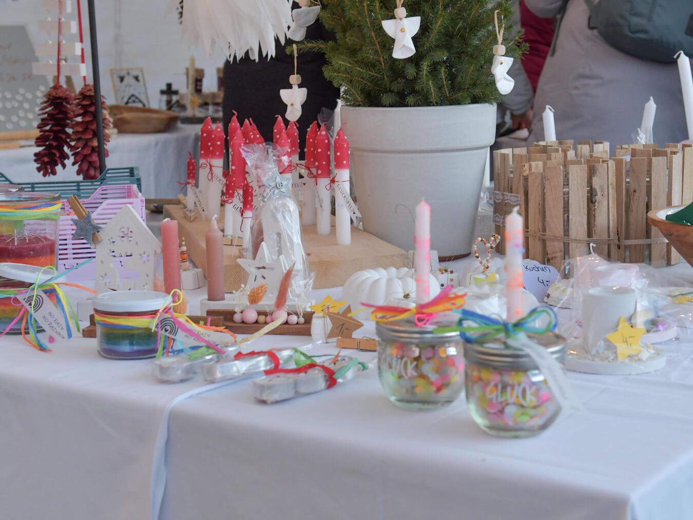 Lauter schöne Dinge gab es auf dem Adventmarkt zu kaufen. NN-Foto: Gerhard Seybert