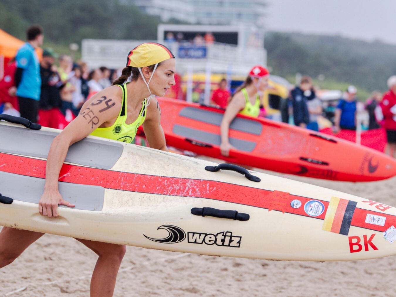 Die Weltmeisterschaft im Blick Lea Pauls beim Board Race am Ostseestrand. Foto: Steph Dittschar
