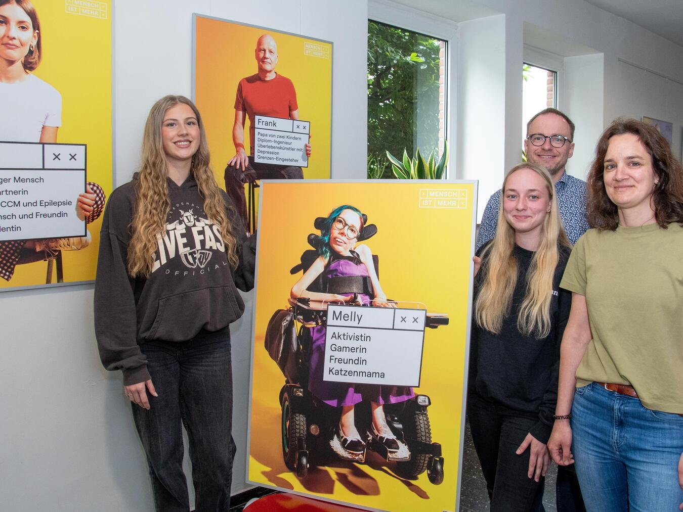 Lea Wenig und Johanna Schwitalla (v.l.) zeigen eines der großformatigen Plakate, begleitet werden sie von Andreas Mäteling und Elena Hoß. Foto: Bischöfliche Pressestelle/Christian Breuer