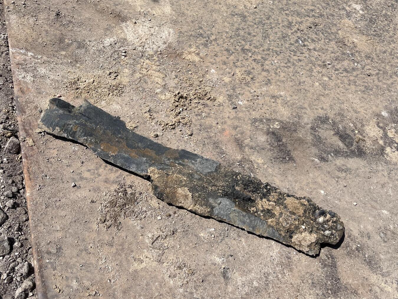 Lediglich ein Splitter einer Zehn-Zentner-Weltkriegsbombe lag im Erdreich vergraben. Foto: Stadt Kleve