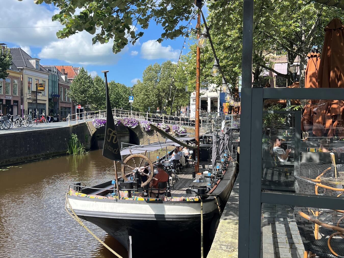 Leeuwarden verzaubert mit schönen Grachten, lebendigen Einkaufsstraßen und gemütlicher Gastronomie.