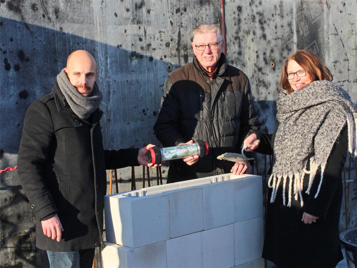 Legten dem Kombibad noch eine Zeitkapsel zugrunde: (v.l.) Martin Christoph (Geschätsführer Städtische Bäder), Ludger Hovest (Aufsichtsratsvorsitzender) und Bürgermeisterin Ulrike Westkamp. NN-Foto: Thomas Langer