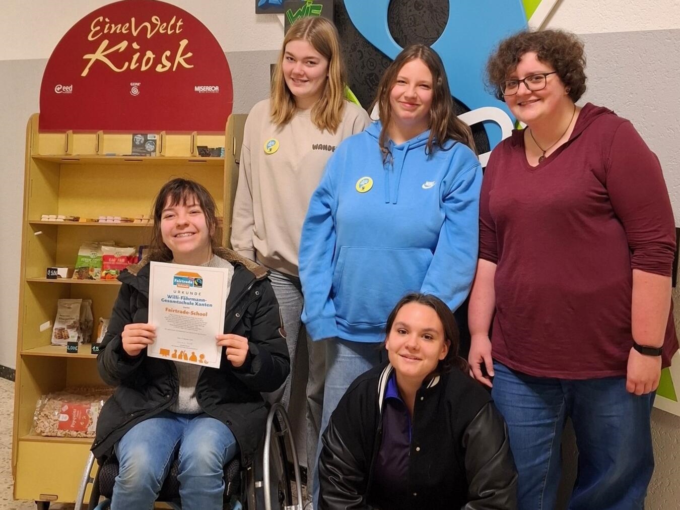 Lehrerin Martina Wagner mit Schülerinnen ihrer Fair-Trade-AG. Foto. Schule