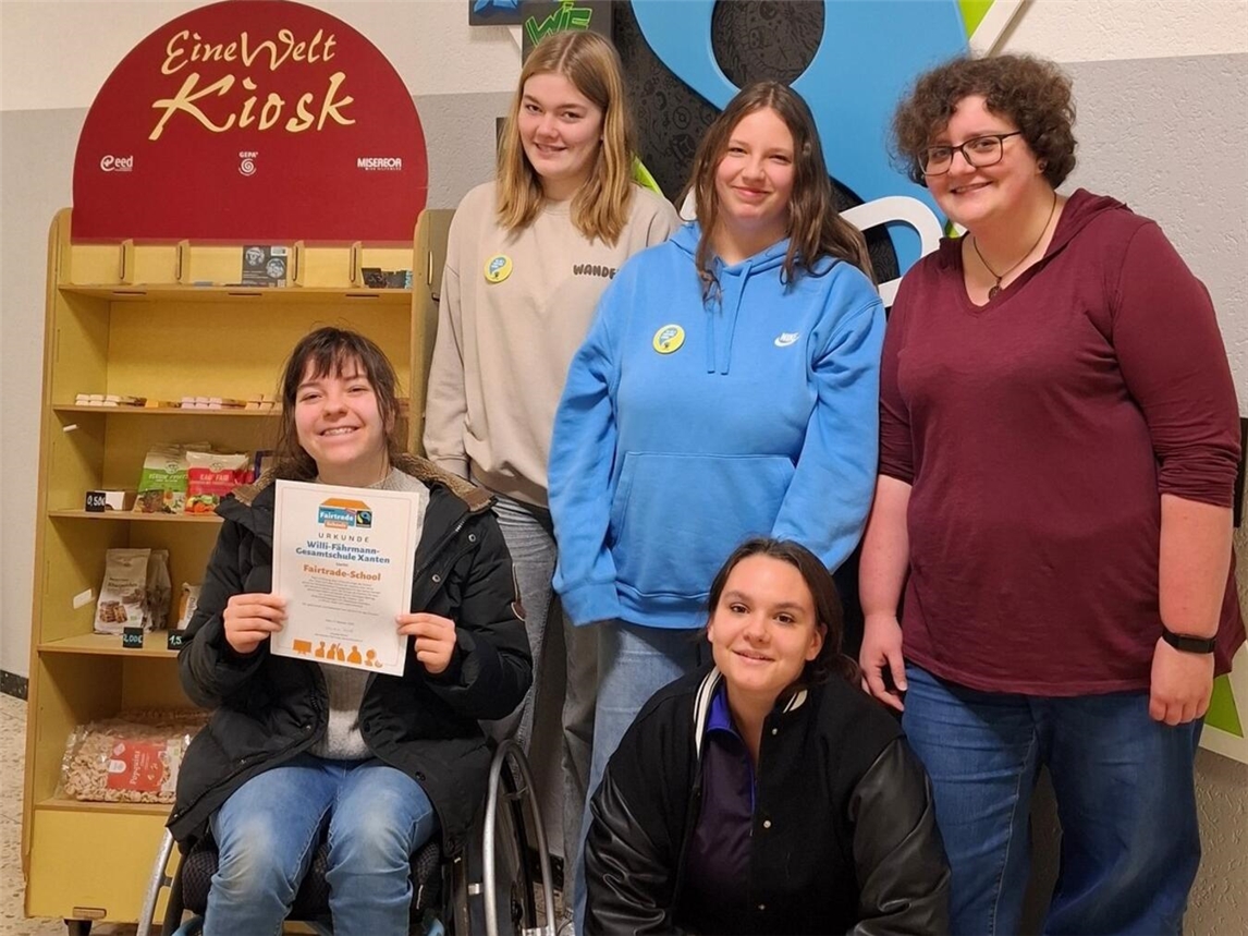 Lehrerin Martina Wagner mit Schülerinnen ihrer Fair-Trade-AG. Foto. Schule