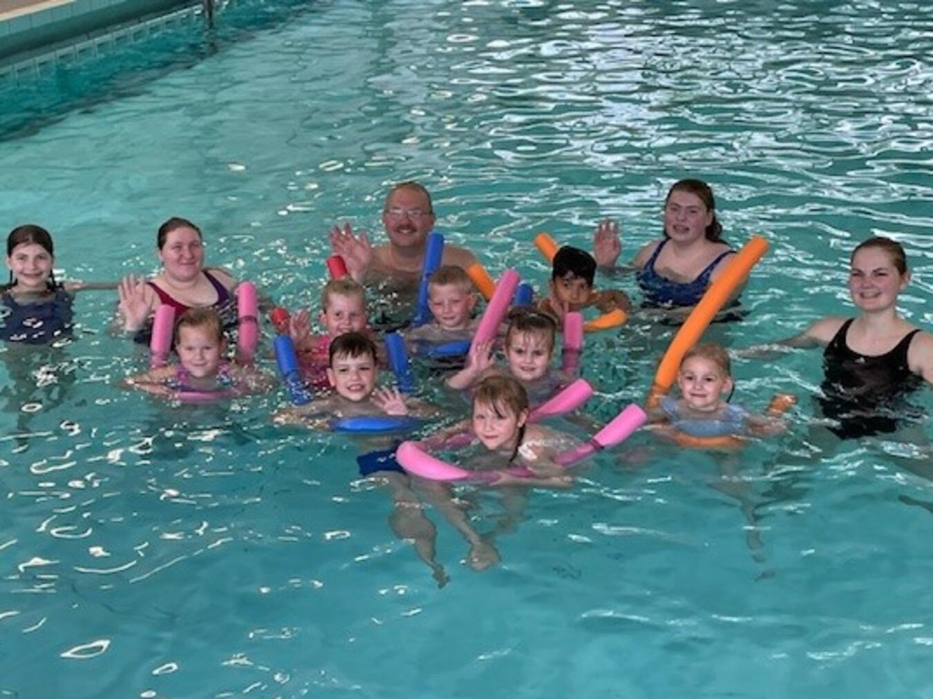 Robin-Gosens-Stiftung unterstützt Schwimmkurse in Elten Leiten die Schwimmkurse im Bürgerbad: Übungsleiter Reiner Angenendt, Jasmin Peters, Helferin Lisa Tuxhorn, Übungsleiterin Indra Angenendt und Helferin Clara Steinvoort. Foto: privat
