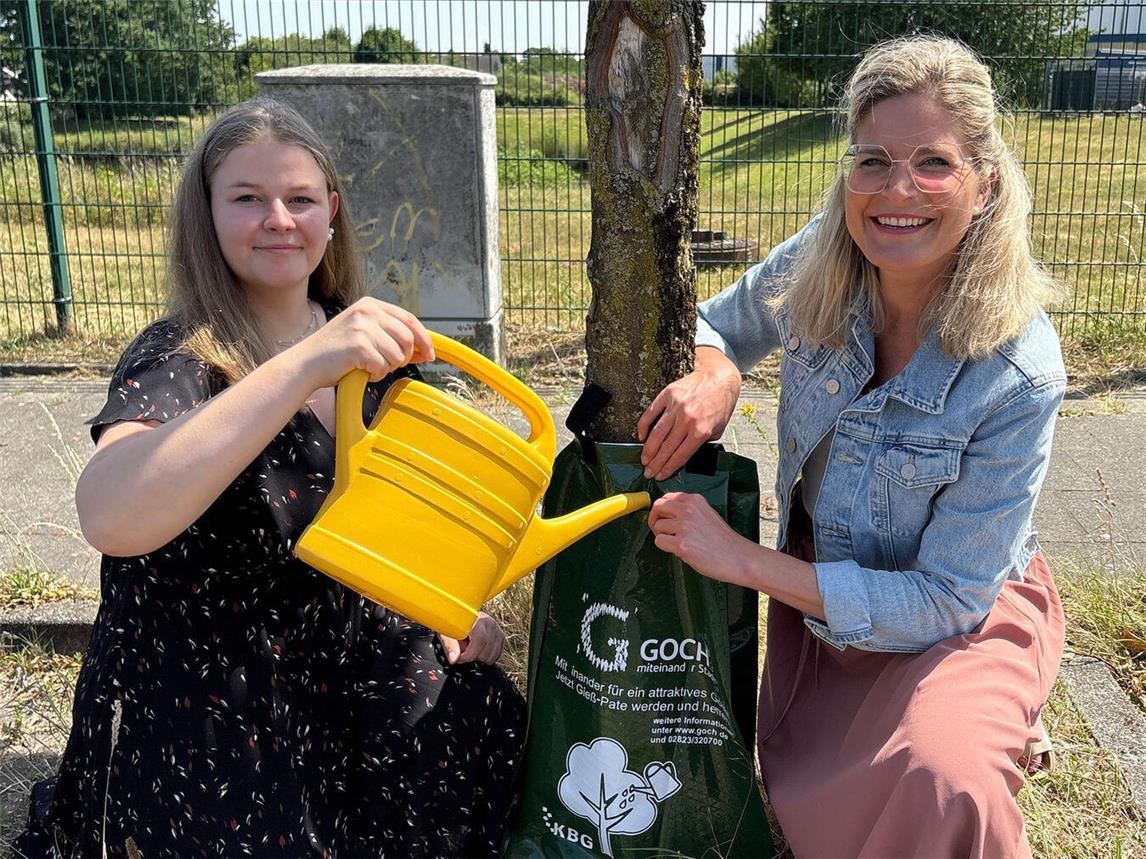Lena Croonenbroek und Ibolja Arts bringen einen Bewässerungsbeutel an. Foto: Torsten Matenaers