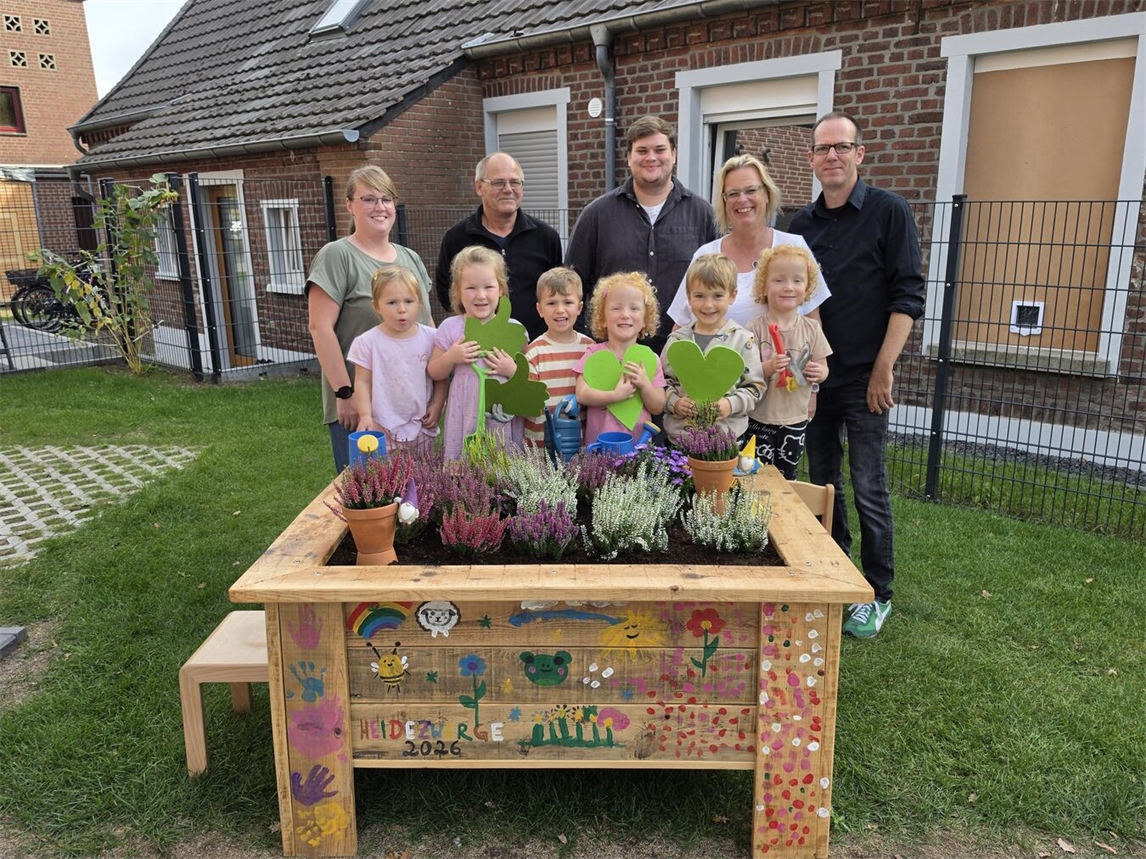 "Lena Schmitz, Andreas Schaptick und Kinder der Heidezwerge mit Einrichtungsleiterin Sabine Lütgemeyer, Foto von Agrobusiness Niederrhein"