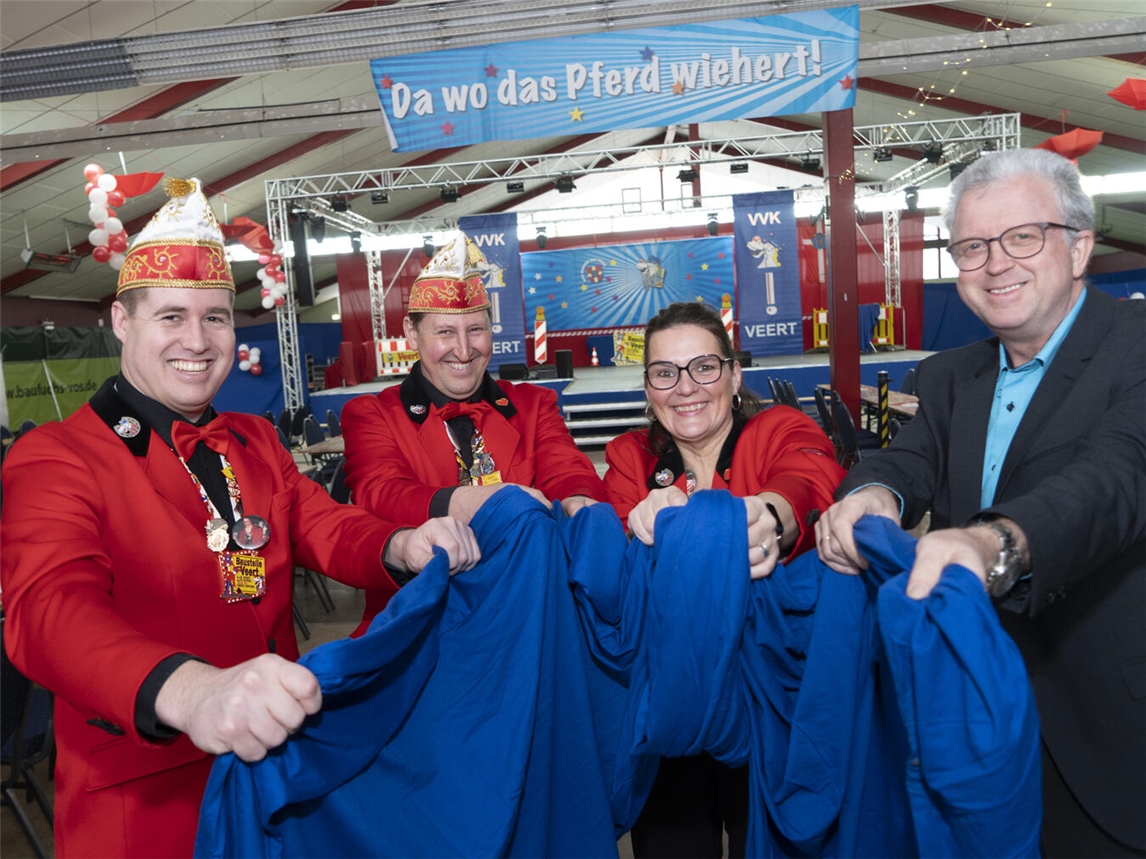 Leon Heyn (2. Vorsitzender), Thomas Neuenhuesges, Kassiererin Daniela van Rennings und Volksbank-Geschäftsstellenleiter Christoph Dicks. Foto: Gerhard Seybert