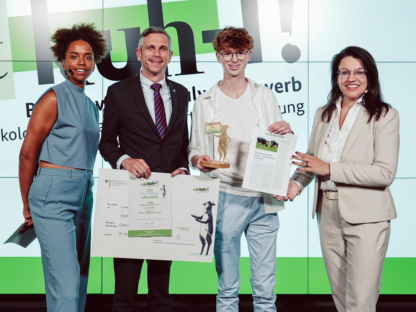 Leon van Holt vom Städtischen Stiftsgymnasium Xanten durfte nach Berlin reisen, um sich die goldene „Kuh-le-Kuh“ persönlich abzuholen. Foto: BMLEH