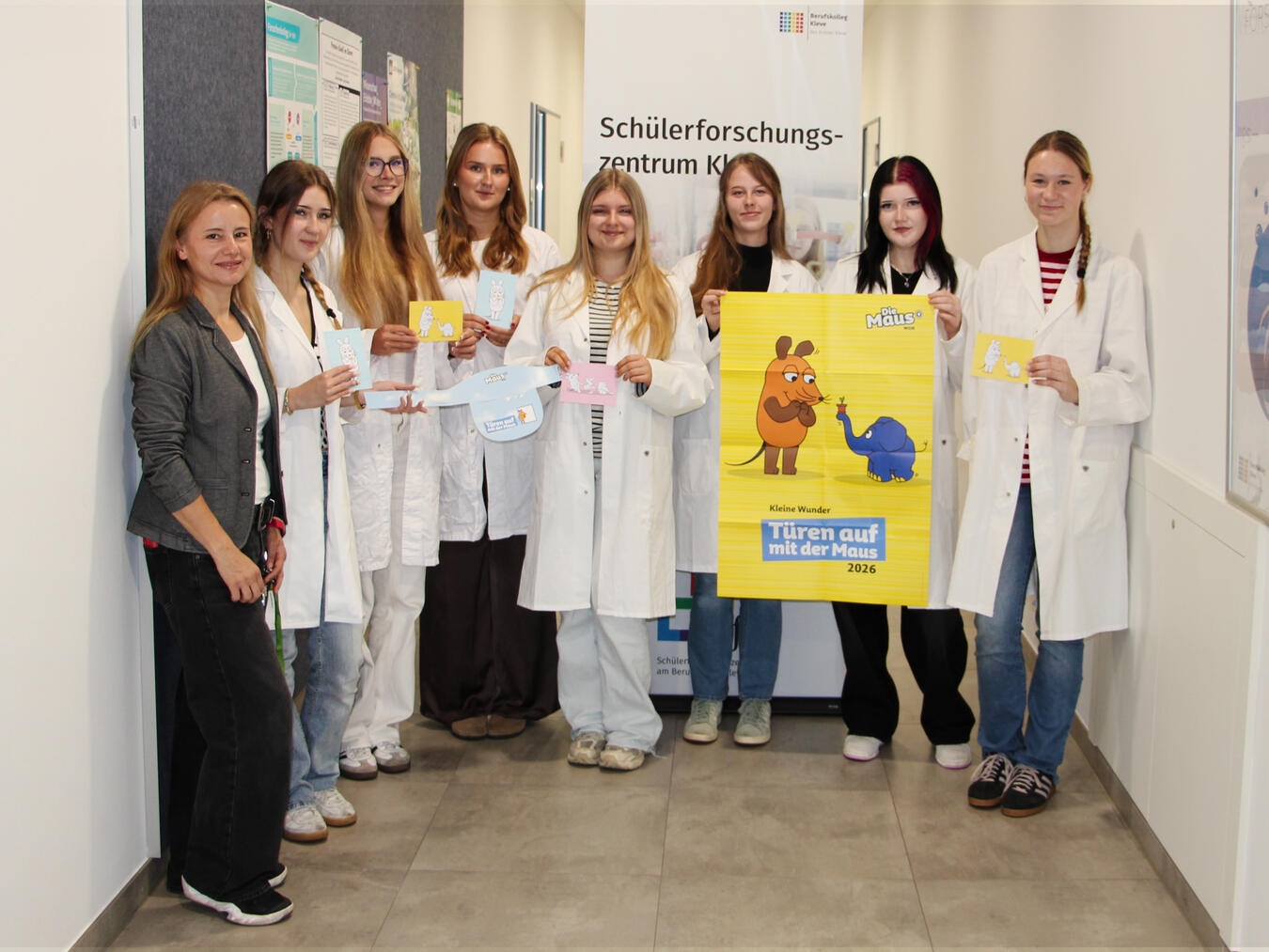 "Lernbegleiterinnen des SFZ Kleve mit Leiterin Dr. Hacar Türkeri, Gruppenfoto im SchülerForschungsZentrum."