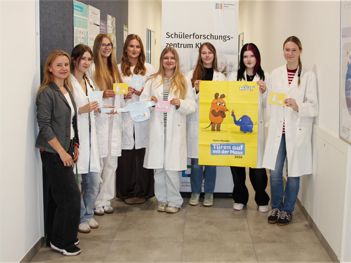 "Lernbegleiterinnen des SFZ Kleve mit Leiterin Dr. Hacar Türkeri, Gruppenfoto im SchülerForschungsZentrum."