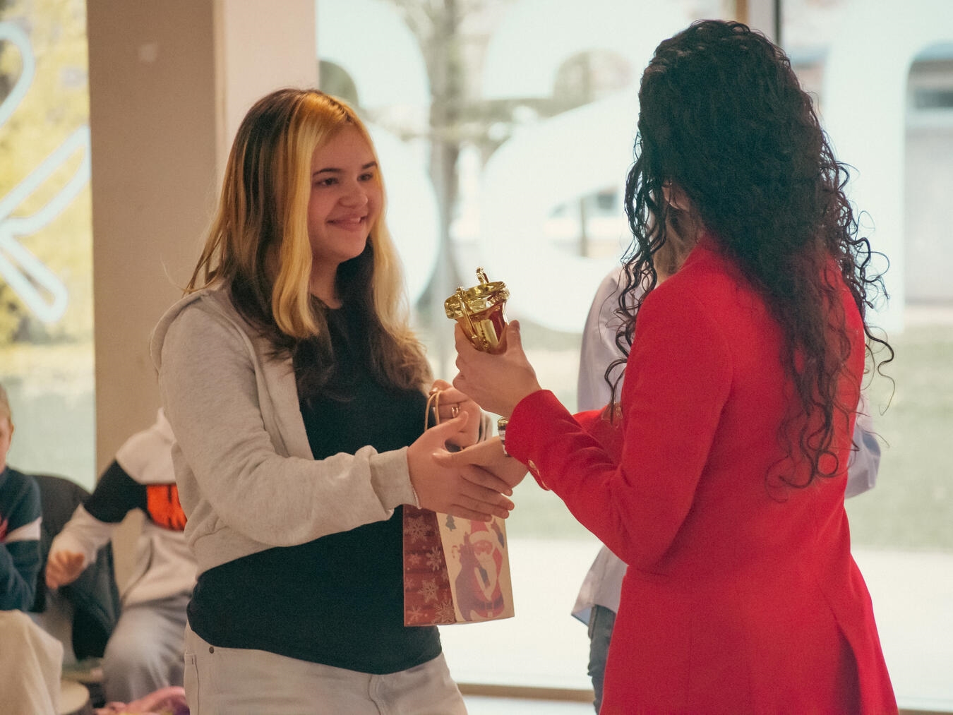 Liah Deutsch bekommt den Siegerpokal überreicht. Foto: Willi-Fährmann-Gesamtschule