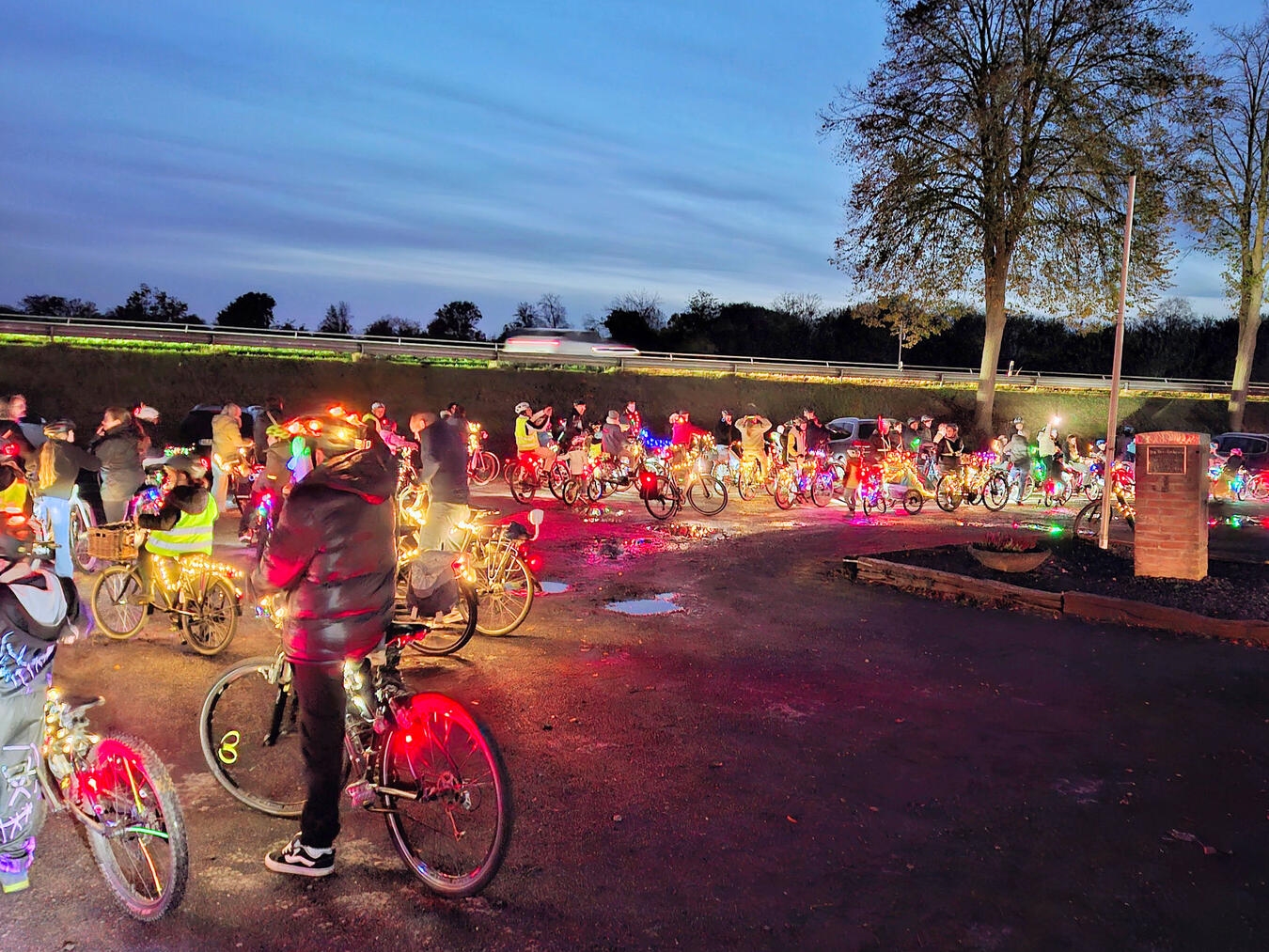 Lichterketten, Blinklichter und kreative Halloween-Dekorationen waren bei der Lichterfahrt der Radrakten in Emmerich im Einsatz. Foto: privat