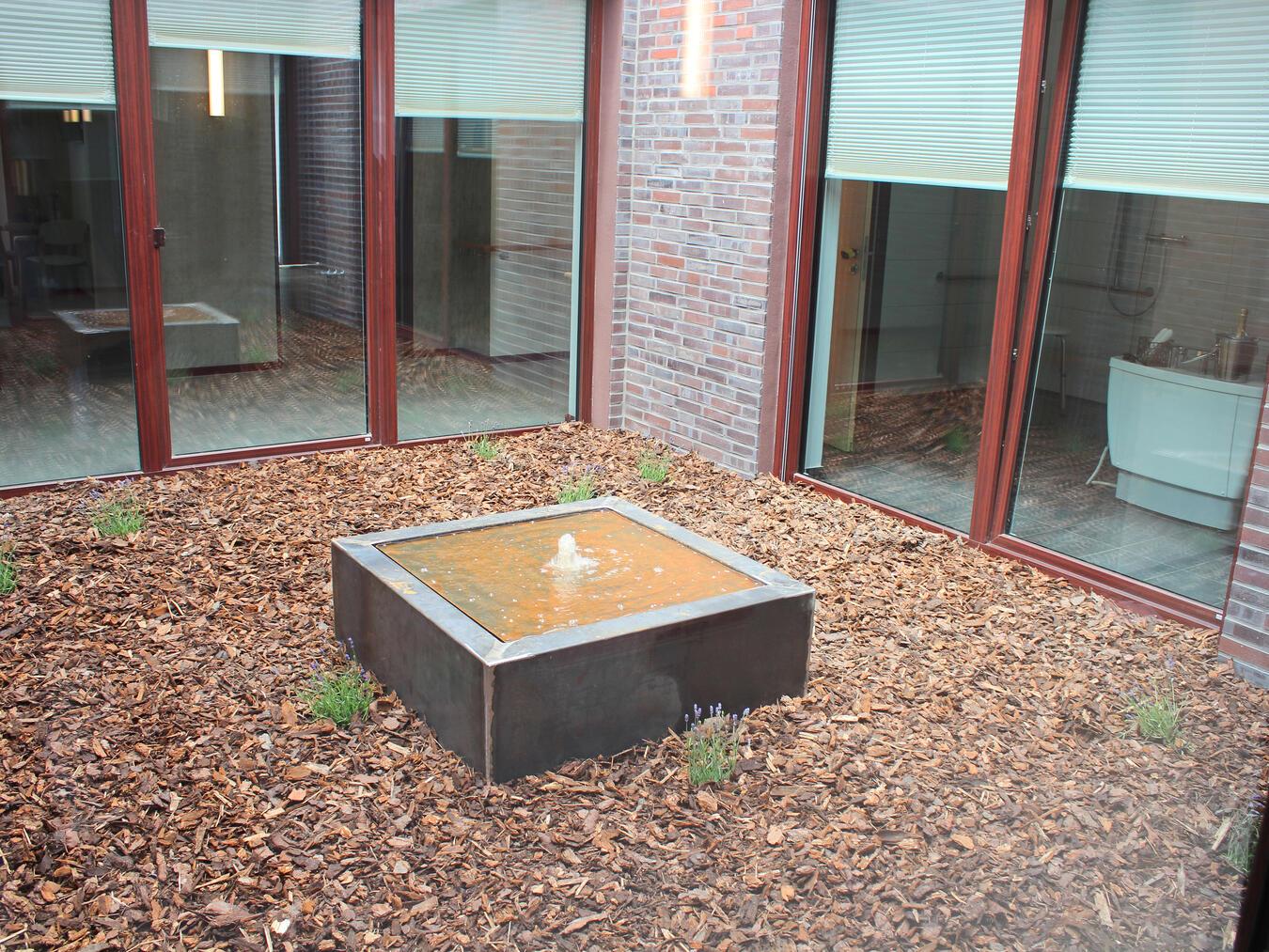 Lichthöfe wie dieser versorgen die Innenräume mit mehr Tageslicht, werden begehbar sein und zukünftig weiter bepflanzt.