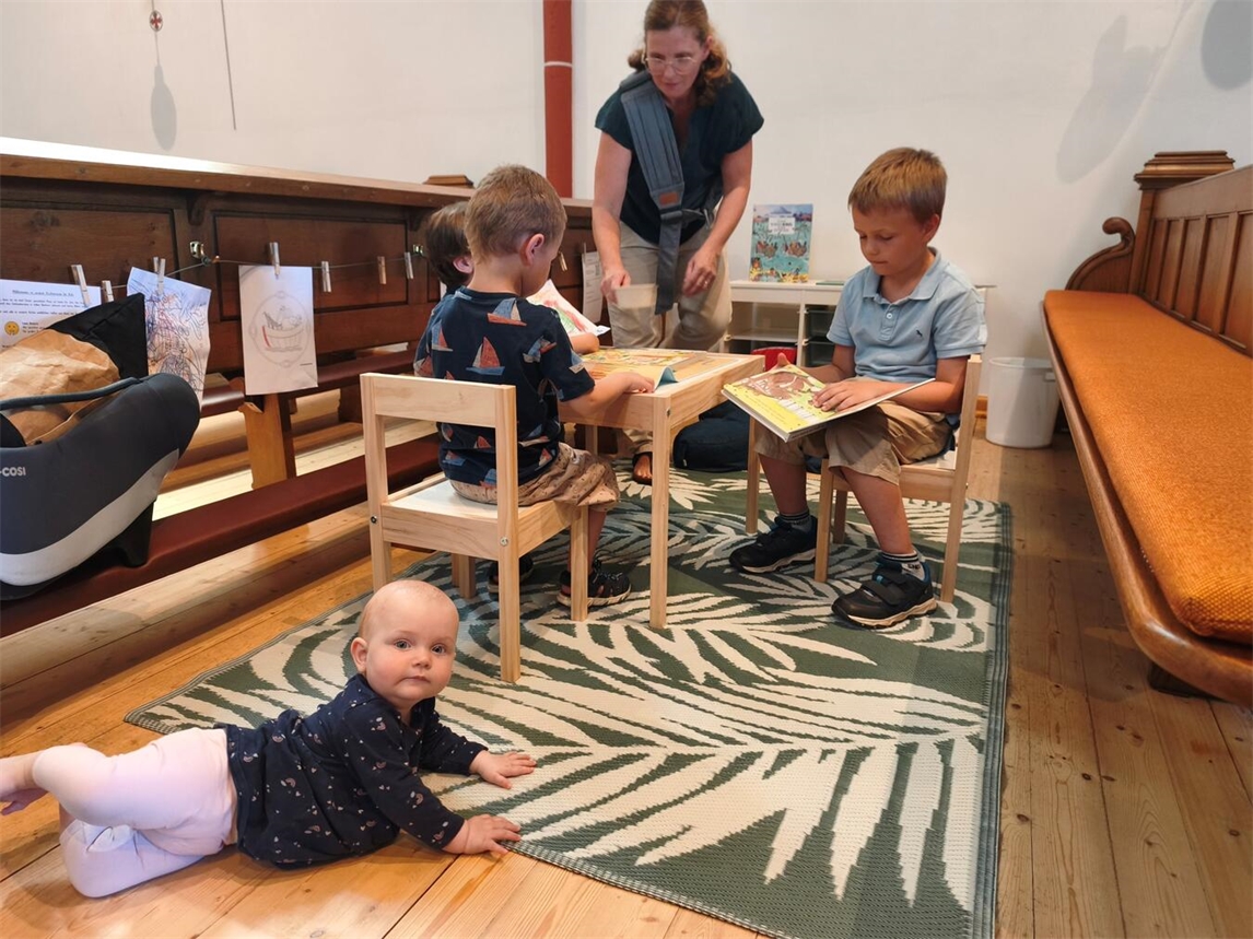 Liefke, Fiete, Thies und Emil gehen gern in die Hartefelder Kirche. Gemeinsam mit Freunden macht die Messe in der „Oase für Kids“ doch viel mehr Spaß. Foto: Kirchengemeinde