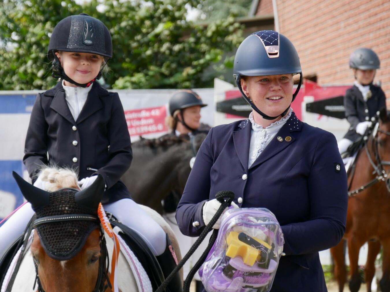Lieselotte  Theißen und „Blümchen“ holten sich den 1. Platz beim Führzügelwettbewerb. Foto: privat