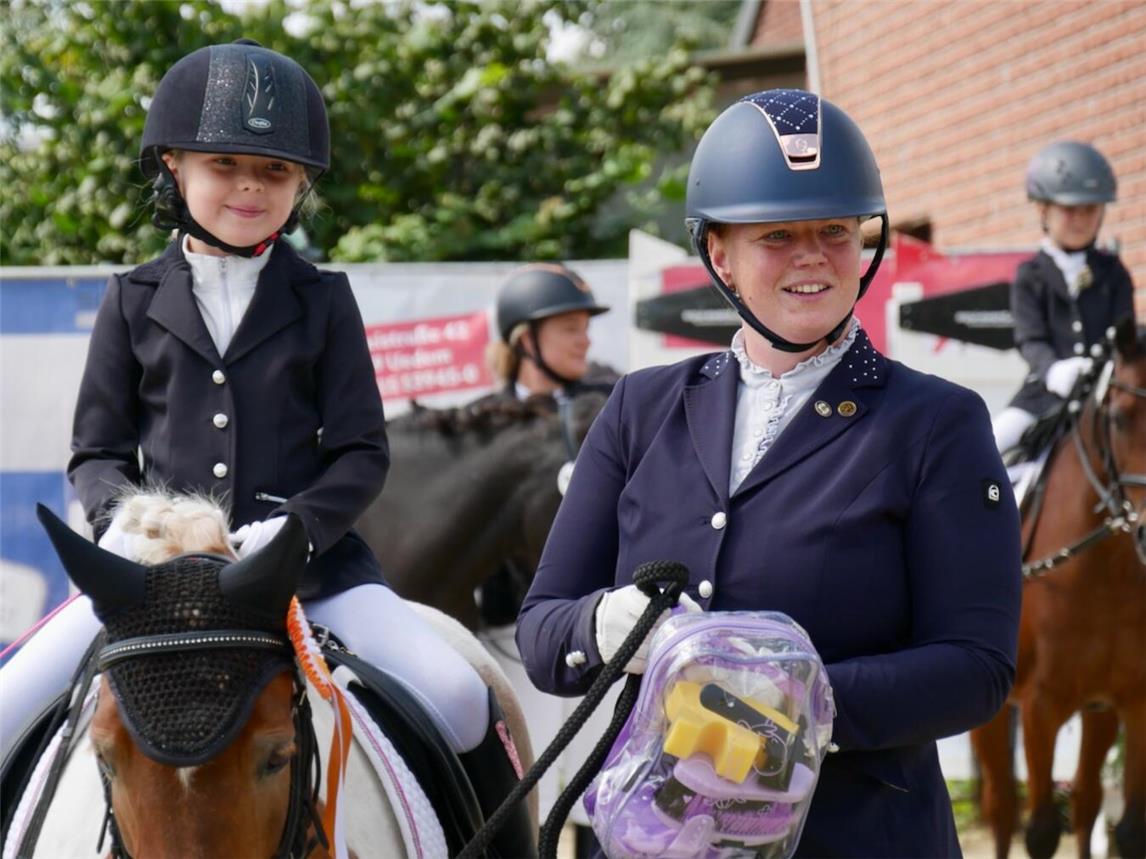 Lieselotte  Theißen und „Blümchen“ holten sich den 1. Platz beim Führzügelwettbewerb. Foto: privat