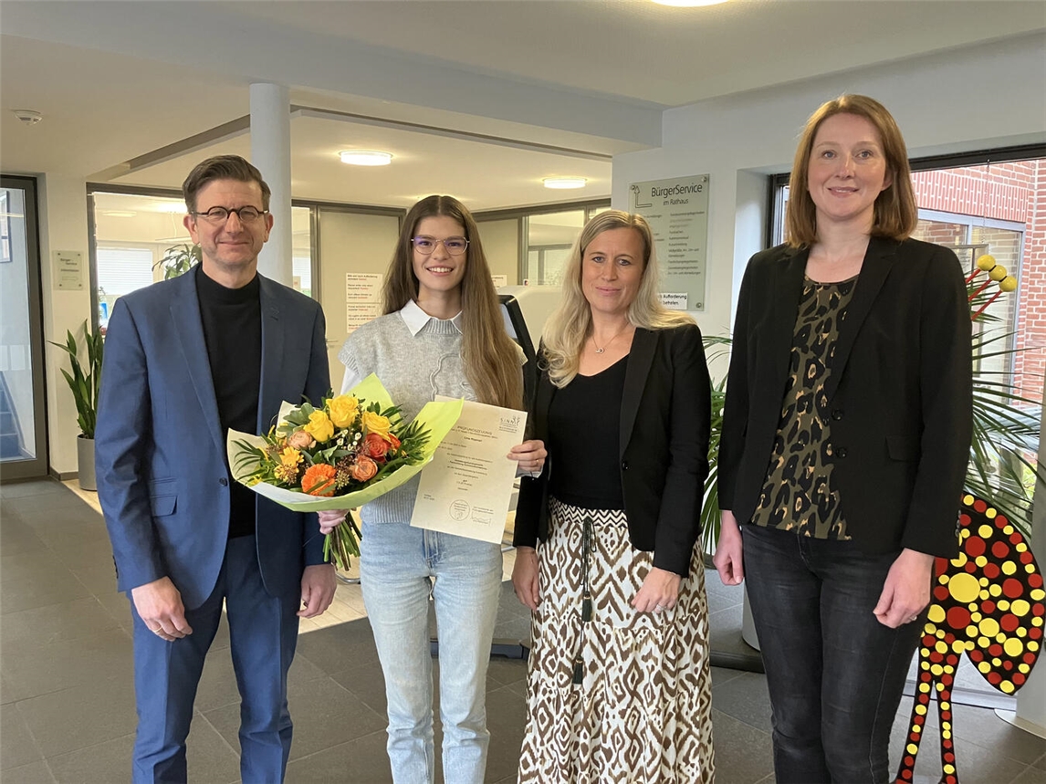 Lina Hopman (2. v. l.) hat ihre Ausbildung erfolgreich abgeschlossen. Bürgermeister Martin Kepser (l.), die stellvertretende Personalleiterin Sabine Derieth (r.) und Ausbildungsbeauftrage Ramona Gerritzen (2.v.r.) gratulieren. Foto: Gemeinde Kranenburg