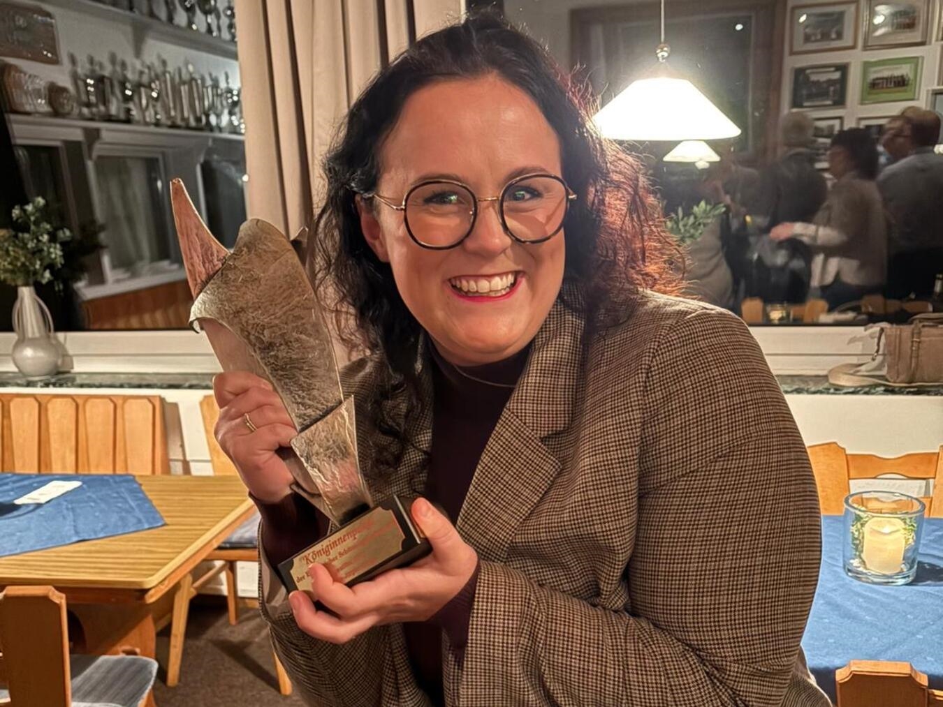 Majestäten-Pokalschießen der Emmericher Königspaare Lina Rudolph aus Vrasselt mit dem Pokal.Foto: privat