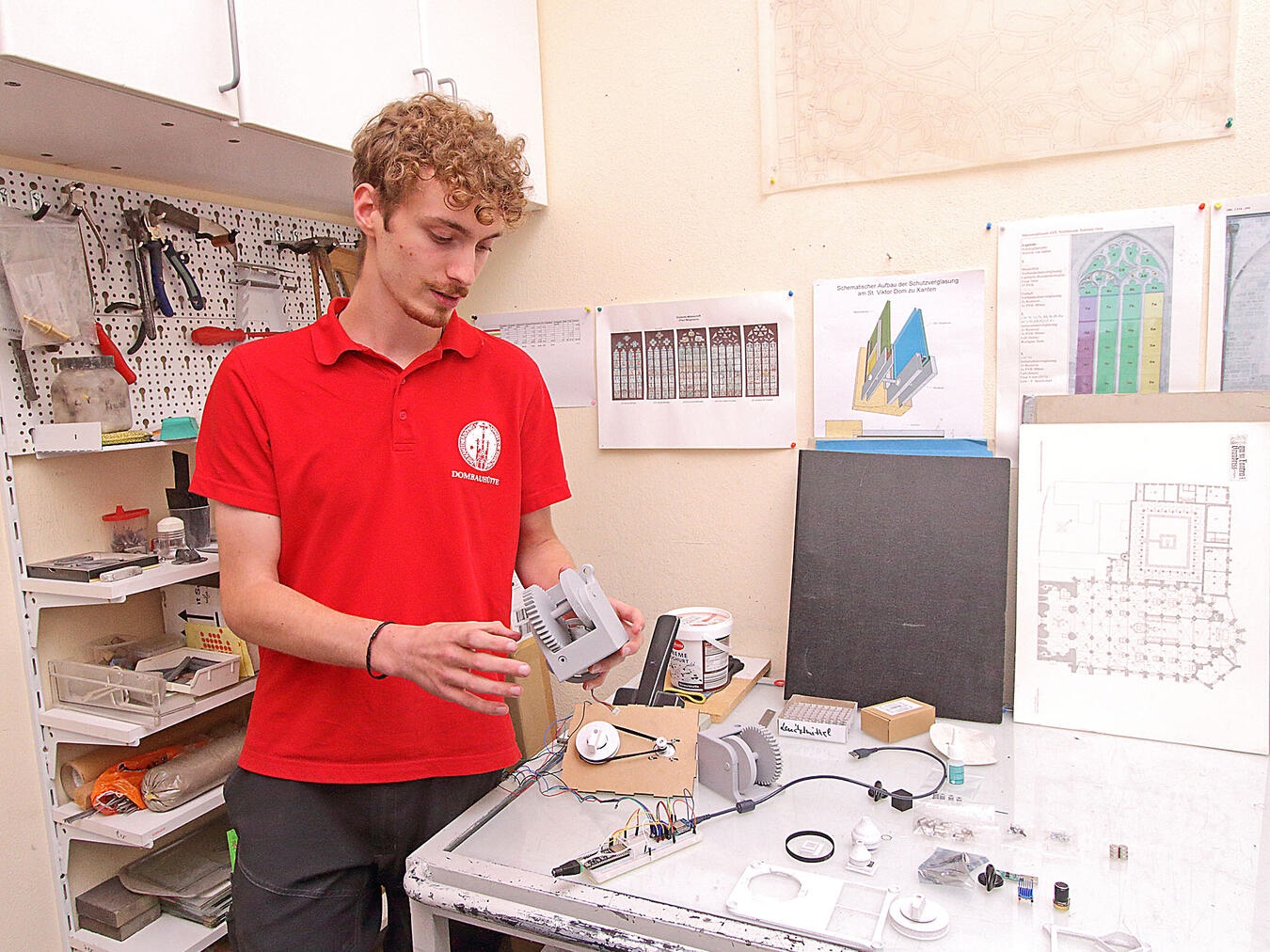 Linus Blum mit der Mechanik für die Fensteröffnung in der Werkstatt der Dombauhütte. NN-Foto: Theo Leie