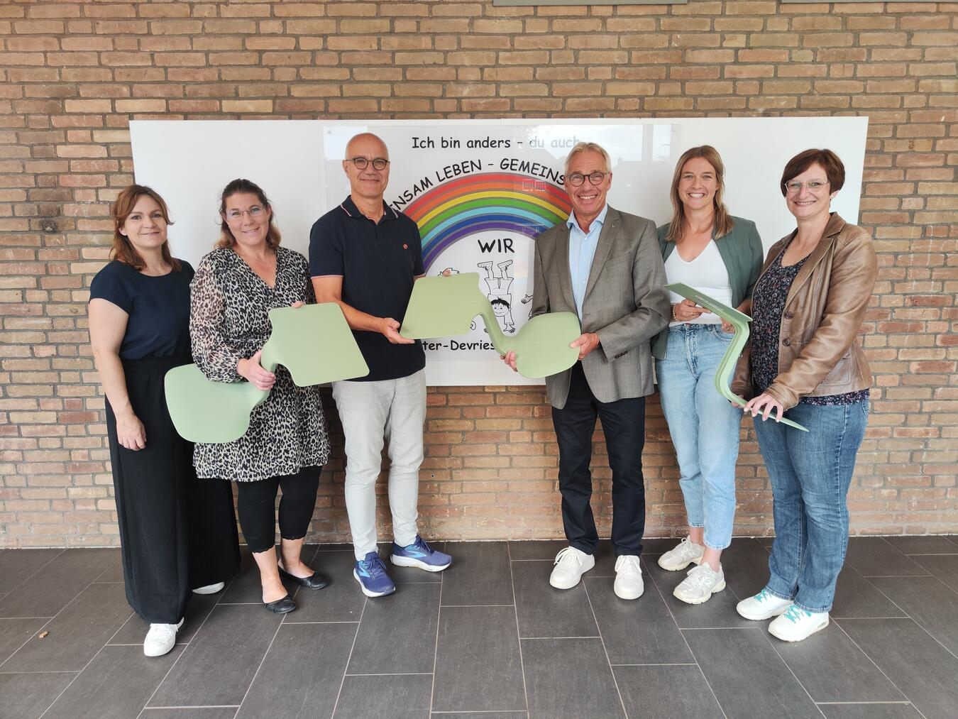 "Übergabe an Geschwister-Devries-Schule: Lisa-Christin Paloukas, Claudia Joosten, Stefan Schulze, Franz Steenmans, Maren Fleskes, Heike Bruns"