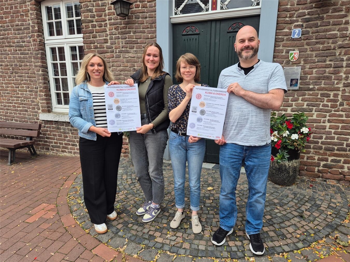 Lisa Gülleken, Klimaschutzmanagerin Gemeinde Kerken, Damaris an Mey Klimaschutzbeauftragte Gemeinde Issum, Annia Gully-Watson, Klimaschutzmanagerin Gemeinde Wachtendonk, und Jordi Fages, Klimaschutzmanager Stadt Straelen.Foto: Gemeinde Kerken