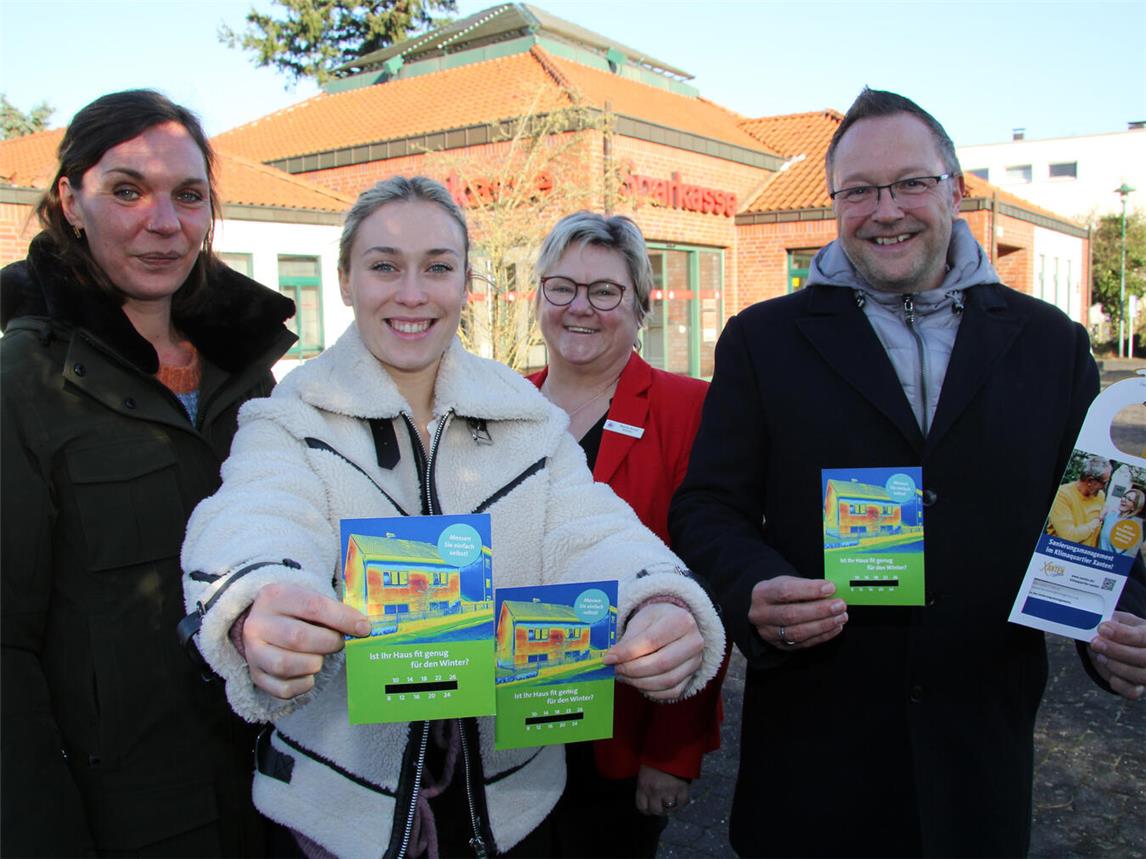 Lisa Heider (Klimaschutzmanagerin der Stadt Xanten), Annika Lipke (Sanierungsberaterin der Klimaagentur Rhein-Ruhr), Maria-Anna Rütter (Leiterin der Sparkassen-Geschäftsstelle in Xanten-Hochbruch) und Bürgermeister Thomas Görtz zeigen die ThermoCards, mit denen Hauseigentümer ihren Energieverlust messen können. Sie werden mit dem informativen Türhänger in Xanten-Hochbruch verteilt. Foto: Sparkasse/Jörg Zimmer