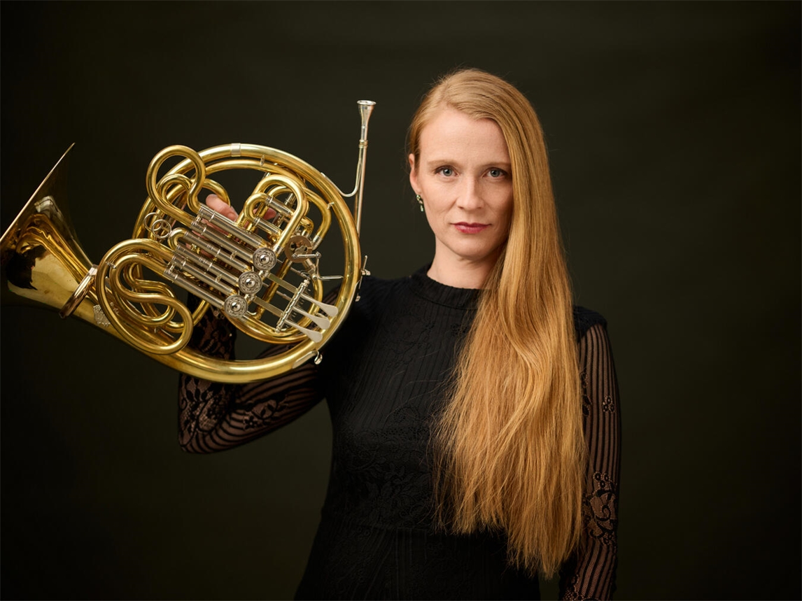 "Lisa Rogers, Solohornistin der Düsseldorfer Symphoniker, bei einem Konzertauftritt"