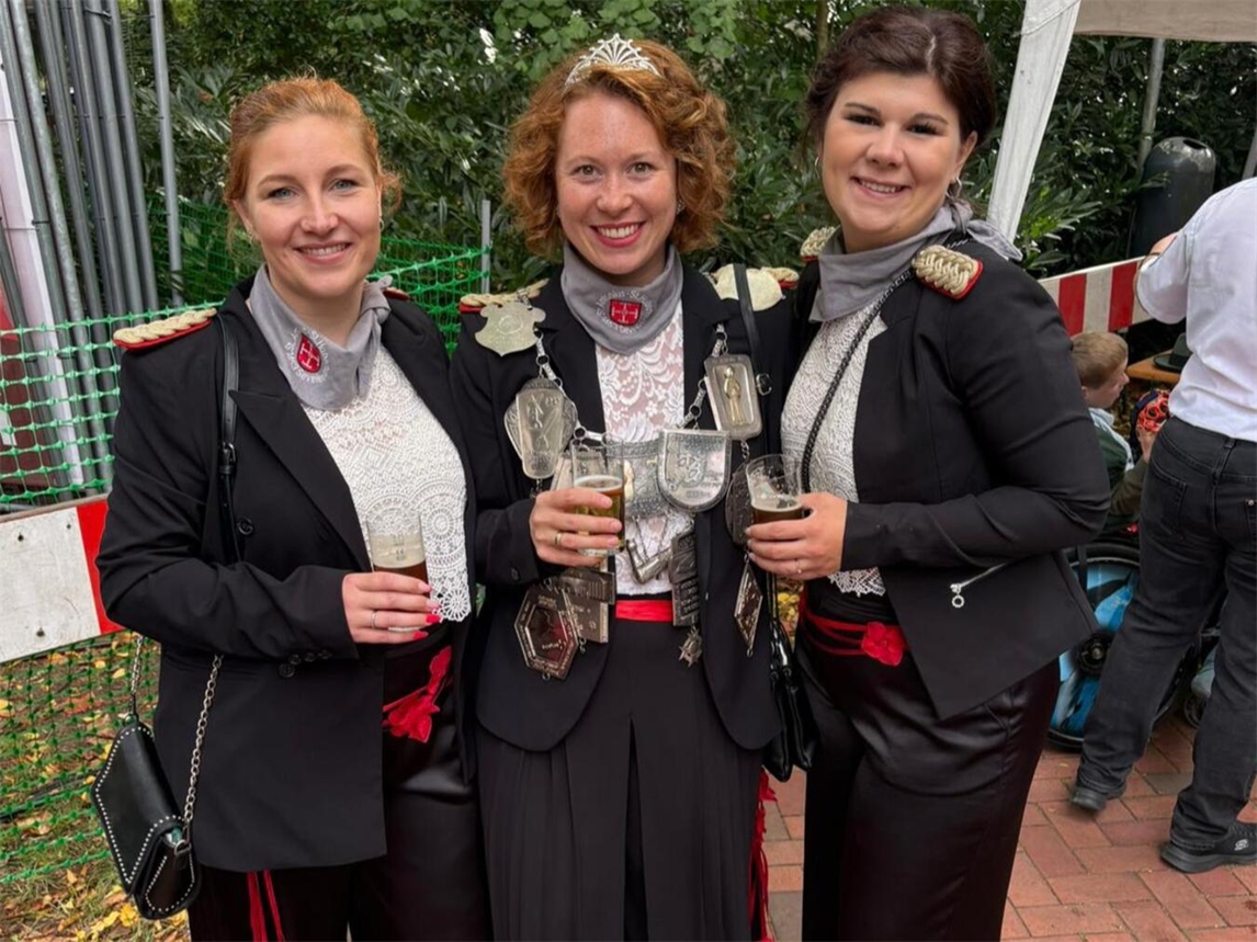 Lisa Schwevers, Bezirkskönigin 2027, lächelnd im Krönungsoutfit. Foto: privat