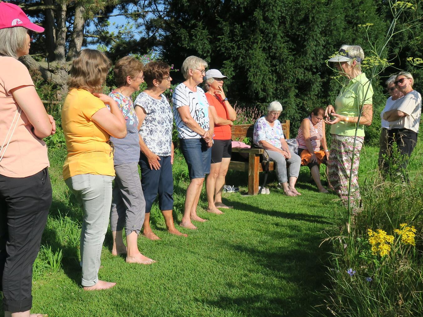 Beste Laune bei Wassertreten und Barfußlaufen Liss Steeger begrüßte die Damen im Kneipp-Gesundheitsgarten in Geldern.Foto: privat