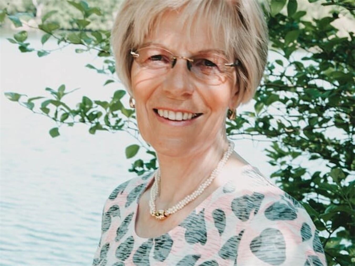Liss Steger präsentiert Lyrik von Erich Kästner. Foto: Liss Steger